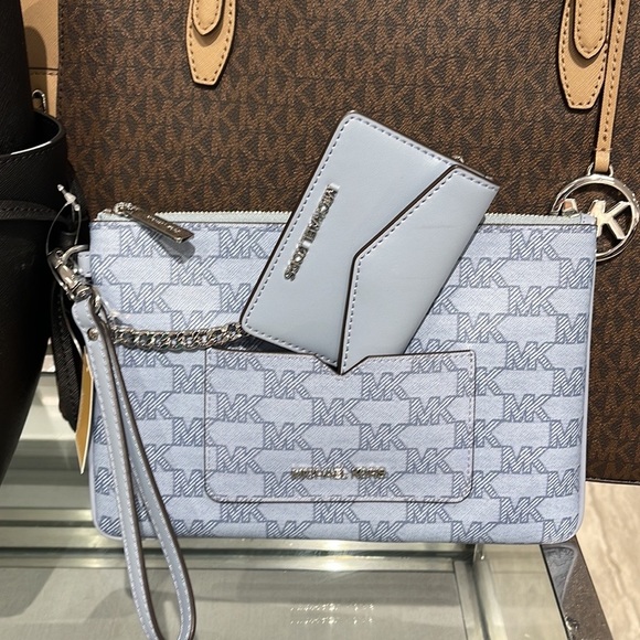 MICHAEL KORS JET SET ITEM LG 2 in 1 CARD CASE & WRISTLET
Pale Blue - Picture 2 of 16
